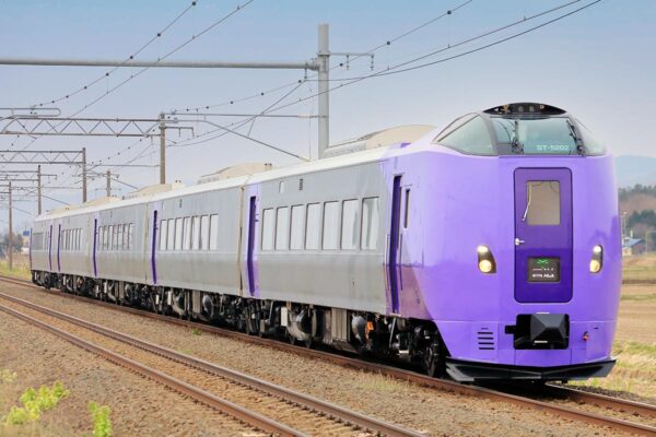 JR北海道の観光列車「フラノラベンダーエクスプレス」に使われる261系5000番台「ラベンダー」編成