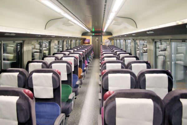 JR北海道の観光列車「フラノラベンダーエクスプレス」に使われる261系5000番台「ラベンダー」編成車内