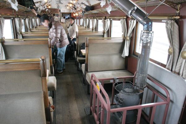 JR北海道の観光列車「SL冬の湿原号」車内