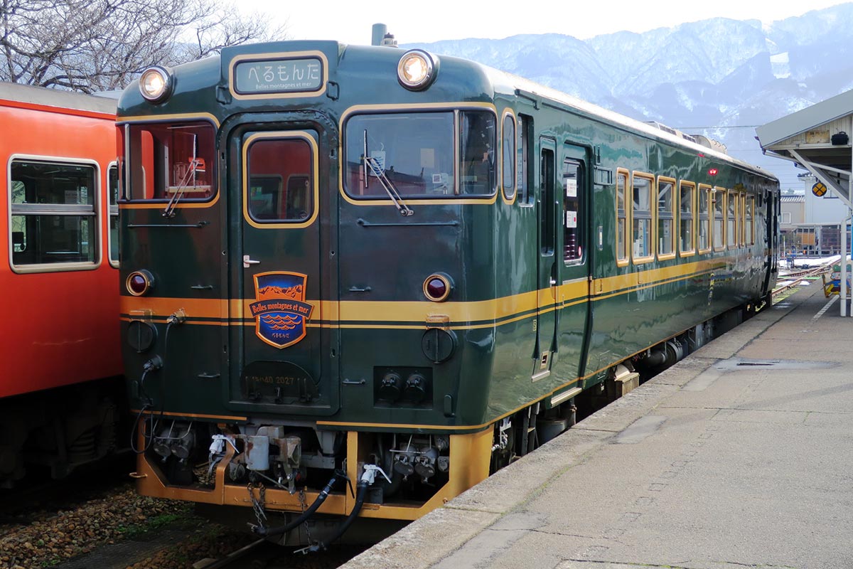 JR西日本の観光列車「ベル・モンターニュ・エ・メール～べるもんた～」