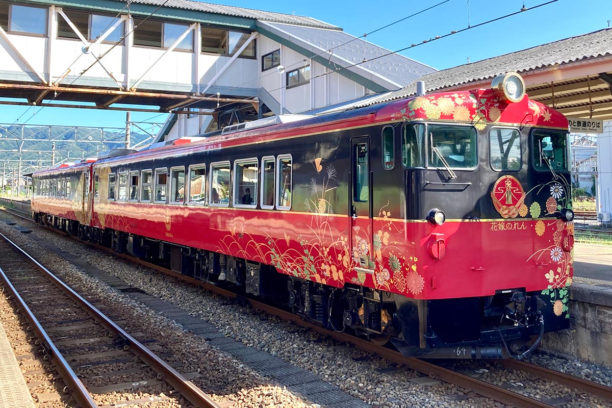 JR西日本の観光列車「花嫁のれん」