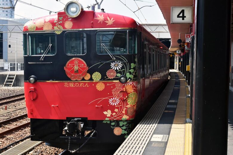 JR西日本の観光列車「花嫁のれん」