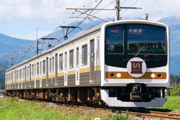 JR東日本の観光列車「いろは」（MaedaAkihiko - 投稿者自身による著作物, CC 表示-継承 4.0, https://commons.wikimedia.org/w/index.php?curid=96319646による）