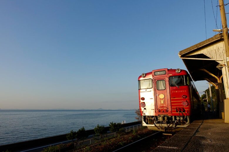 下灘駅に停車するJR四国の観光列車「伊予灘ものがたり」