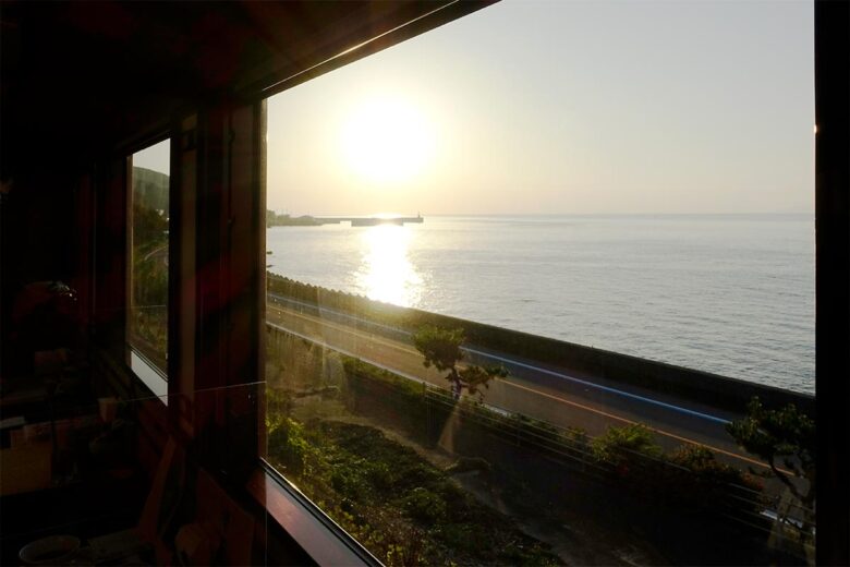 JR四国の観光列車「伊予灘ものがたり」車窓