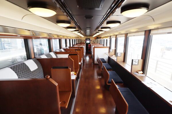 JR東日本の観光列車「越乃Shu＊Kura」1号車の車内