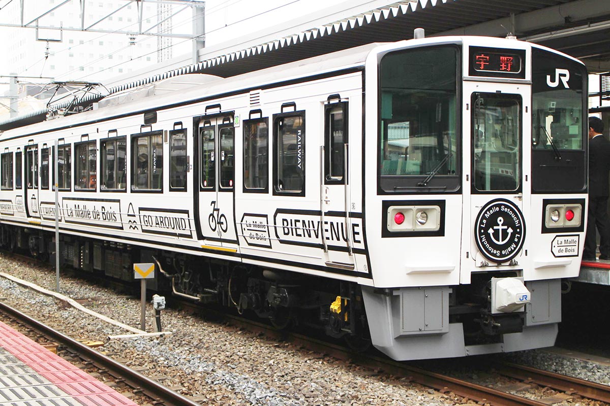 JR西日本の観光列車「ラ・マル・ド・ボァ」（Rsa - 投稿者自身による作品, CC 表示-継承 3.0, https://commons.wikimedia.org/w/index.php?curid=48105916による）