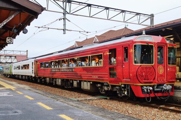 JR四国の観光列車「四国まんなか千年ものがたり」(暇・カキコ - 投稿者自身による作品, CC 表示-継承 4.0, https://commons.wikimedia.org/w/index.php?curid=57414566による)