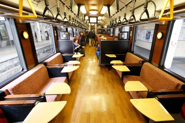 JR東日本の観光列車「おいこっと」の車内