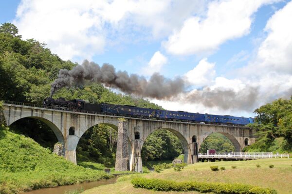 宮守川橋梁（めがね橋）を渡るJR東日本の観光列車「SL銀河」