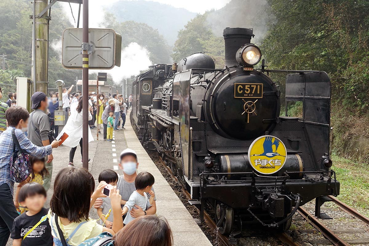 JR西日本の観光列車「SLやまぐち号」（写真はC57形）