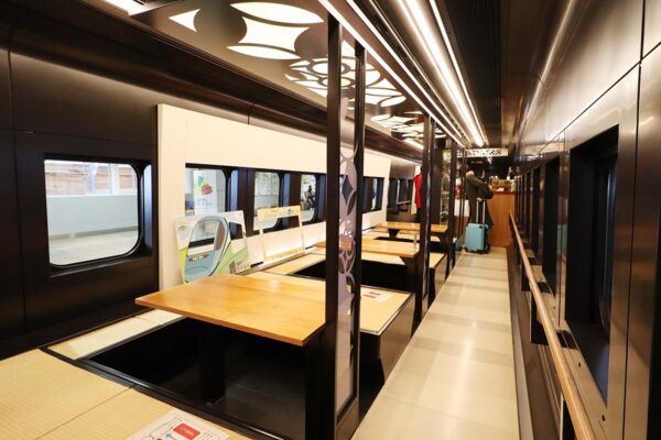 JR東日本の観光列車「とれいゆ つばさ」の「湯上がりラウンジ」とバーカウンター