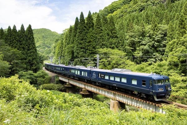 JR西日本の観光列車「WEST EXPRESS 銀河」（JR西日本公式サイトより引用）
