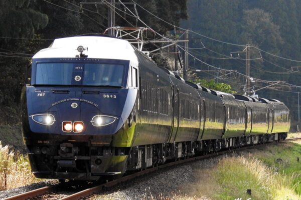JR九州の観光列車「36ぷらす3」（Soniccer883:second - 投稿者自身による作品, CC 表示-継承 4.0, https://commons.wikimedia.org/w/index.php?curid=94983817による）