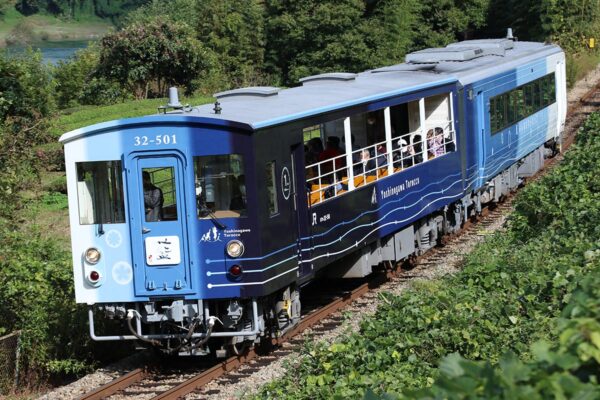 JR四国の観光列車「藍よしのがわトロッコ」(Huminosato1019 - 投稿者自身による作品, CC 表示-継承 4.0, https://commons.wikimedia.org/w/index.php?curid=95789474による)