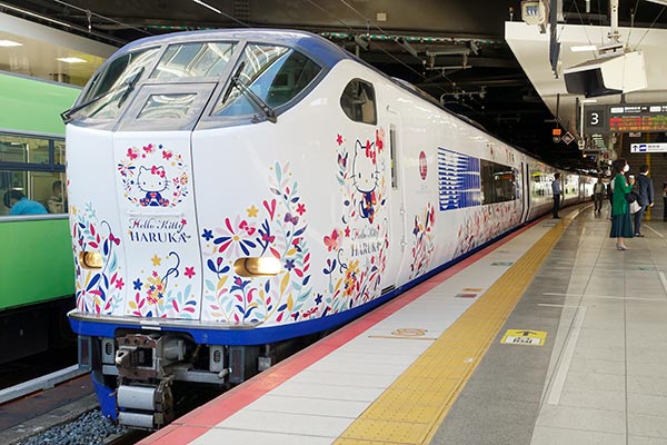 JR西日本の観光列車「ハローキティはるか」