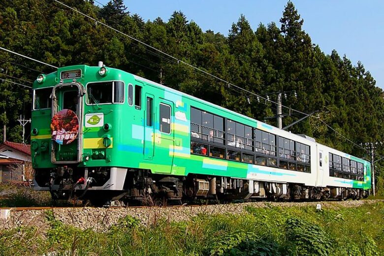 JR東日本の観光列車「びゅうコースター風っこ」（Chabata k - 投稿者自身による作品, CC 表示-継承 3.0, https://commons.wikimedia.org/w/index.php?curid=95711976による）