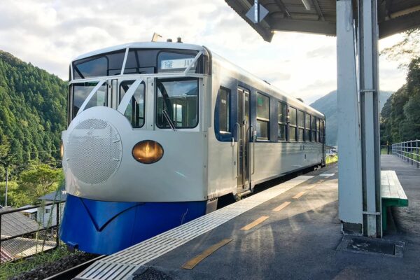 JR四国の観光列車「鉄道ホビートレイン」