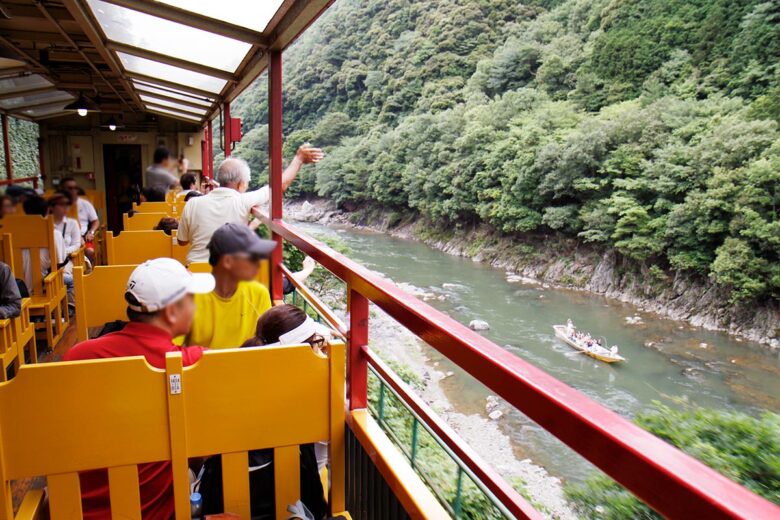 嵯峨野観光鉄道「トロッコ列車」と保津峡下りの船