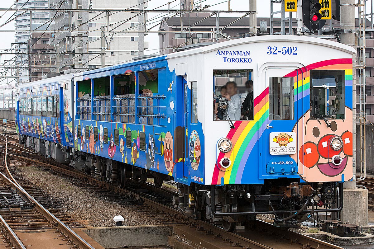 JR四国の観光列車「瀬戸大橋アンパンマントロッコ」（Spaceaero2This photo was taken with Canon EOS 5D Mark III - 投稿者自身による作品, CC 表示-継承 4.0, https://commons.wikimedia.org/w/index.php?curid=48463816による）