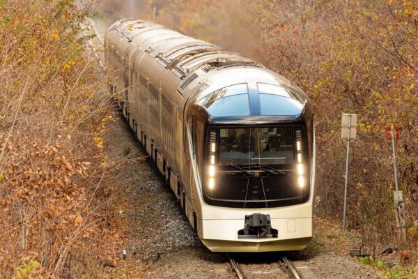機関車けん引ではなく、自走できる形で製造されたJR東日本の観光列車「TRAIN SUITE 四季島」