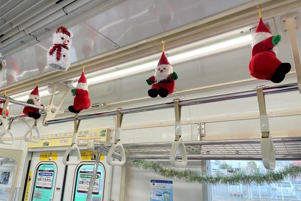 熊本電鉄「クリスマス電車」車内（熊本電鉄ニュースリリースより）