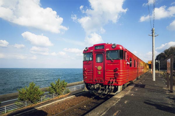 JR四国の観光列車「伊予灘ものがたり」(JR四国ニュースリリースより)