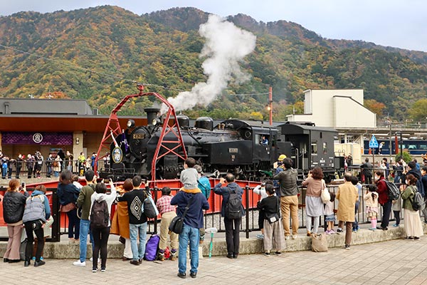 終点の鬼怒川温泉駅で転車台に乗る「SL大樹」のC11形蒸気機関車