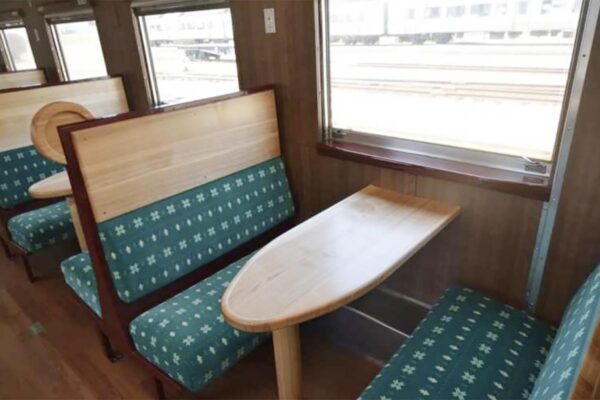 JR北海道の観光列車「花たび そうや」車内（JR北海道ニュースリリースより）