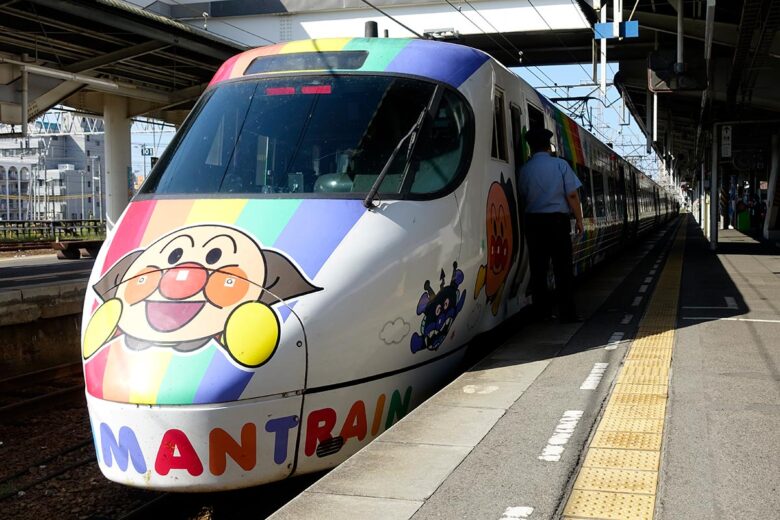 JR四国の観光列車「予讃線 8000系アンパンマン列車」