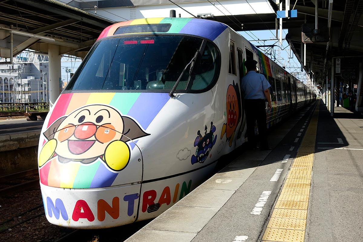 豪華な JR 四国 アンパンマン列車 2023年 カレンダー
