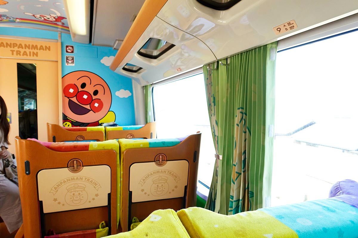 JR四国の観光列車「予讃線 8000系アンパンマン列車」の「アンパンマンシート」