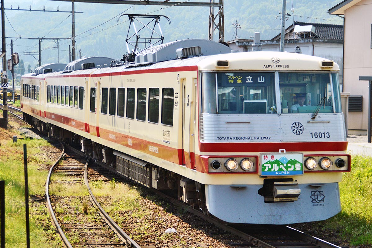 富山地鉄の観光列車「アルプスエキスプレス」
