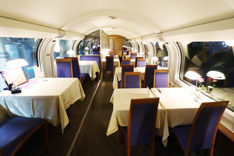 JR東日本の寝台列車「カシオペア紀行」ダイニングカー