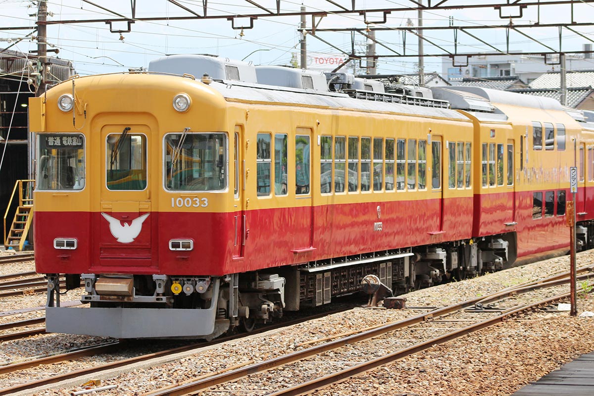 富山地鉄の観光列車「ダブルデッカーエキスプレス」（Rsa - 投稿者自身による作品, CC 表示-継承 3.0, https://commons.wikimedia.org/w/index.php?curid=105360505による）