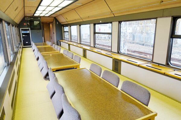 JR東日本の観光列車「華」車内