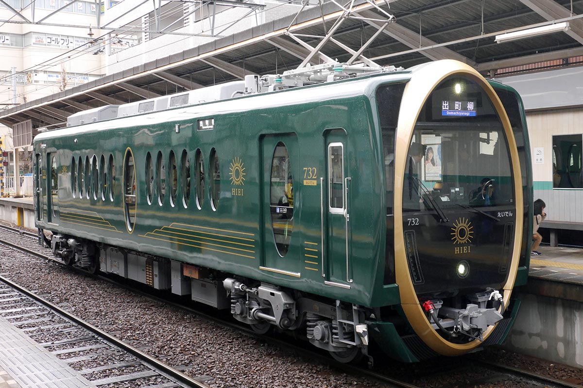 叡山電車の観光列車「ひえい」（Hahifuheho - 投稿者自身による著作物, CC0, https://commons.wikimedia.org/w/index.php?curid=67549893による）