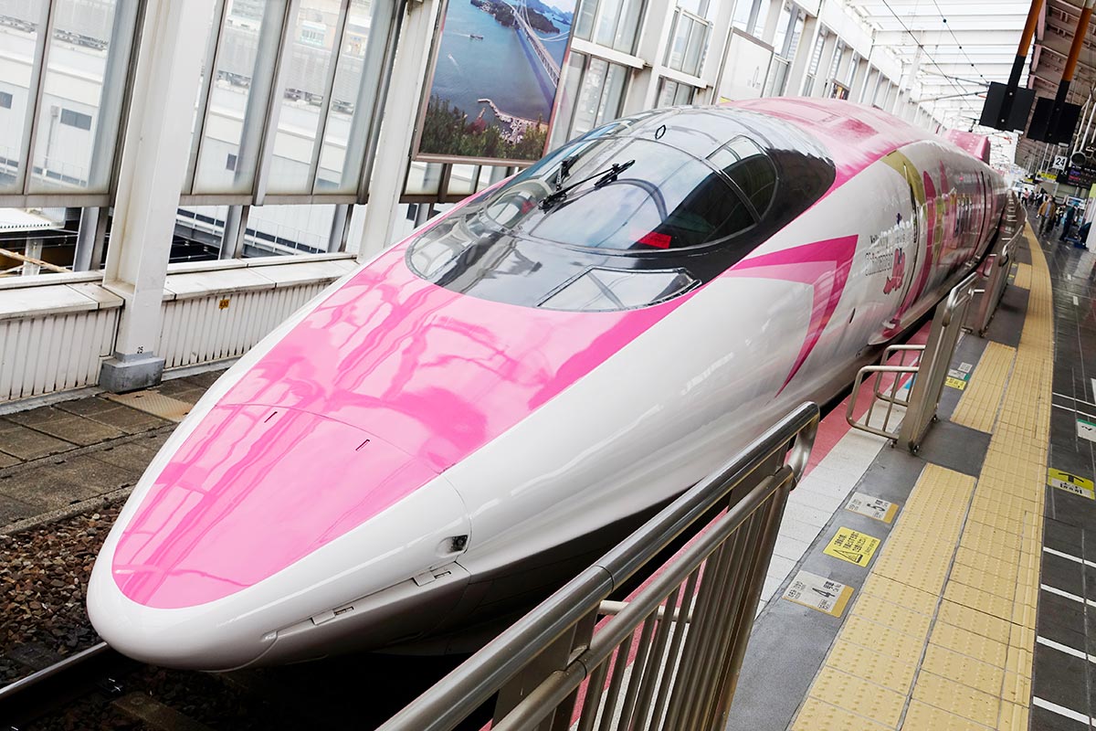 JR西日本の観光列車「ハローキティ新幹線」