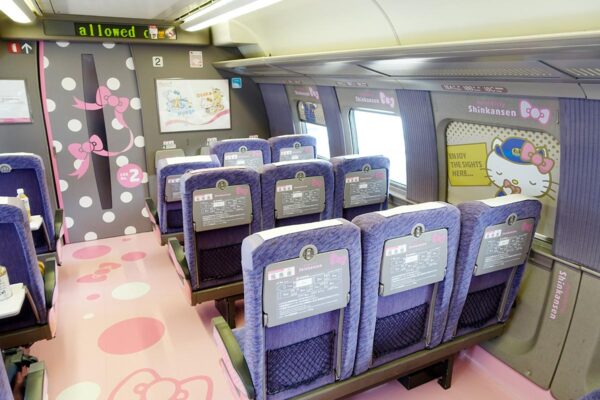 JR西日本の観光列車「ハローキティ新幹線」の2号車「KAWAII! ROOM」