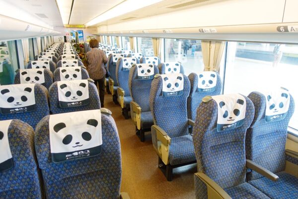 JR西日本の観光列車「パンダくろしお」車内