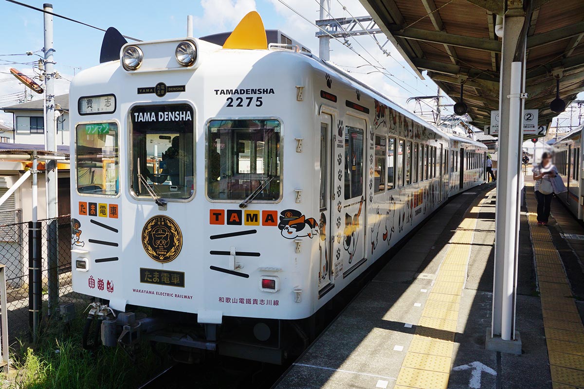 和歌山電鐵の観光列車「たま電車」（小倉商事 - 投稿者自身による作品, CC 表示-継承 4.0, https://commons.wikimedia.org/w/index.php?curid=72801367による）