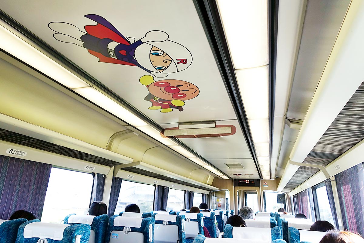 JR四国の観光列車「予讃線 宇和海アンパンマン列車」車内