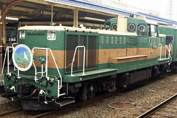 JR北海道の観光列車「くしろ湿原ノロッコ号」専用塗装のディーゼル機関車（JR北海道ニュースリリースより）