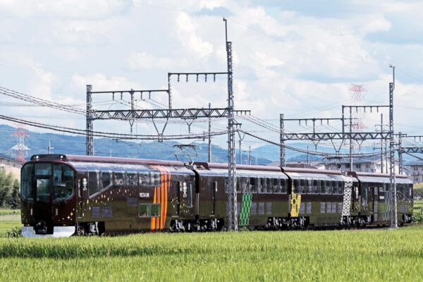 近鉄の観光列車「楽」