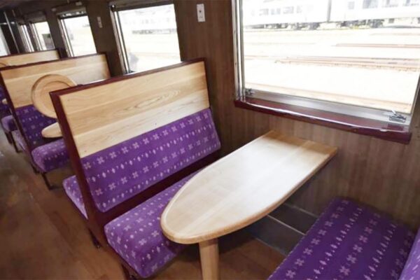 JR北海道の観光列車「花たび そうや」車内（JR北海道ニュースリリースより）