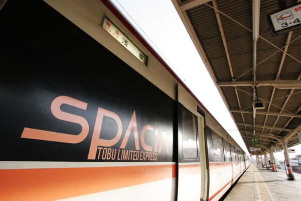 東武鉄道の100系電車「スペーシア」