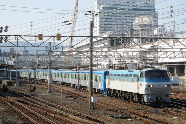 JR貨物の機関車にけん引され、広島駅を通過する東武60000系電車