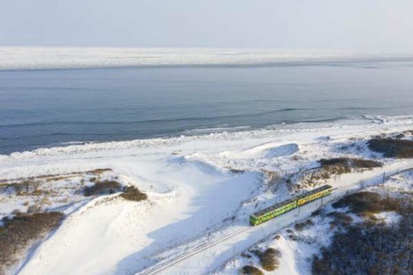 流氷のオホーツク海沿いを行くJR北海道の観光列車「流氷物語号」（JR北海道ニュースリリースより）