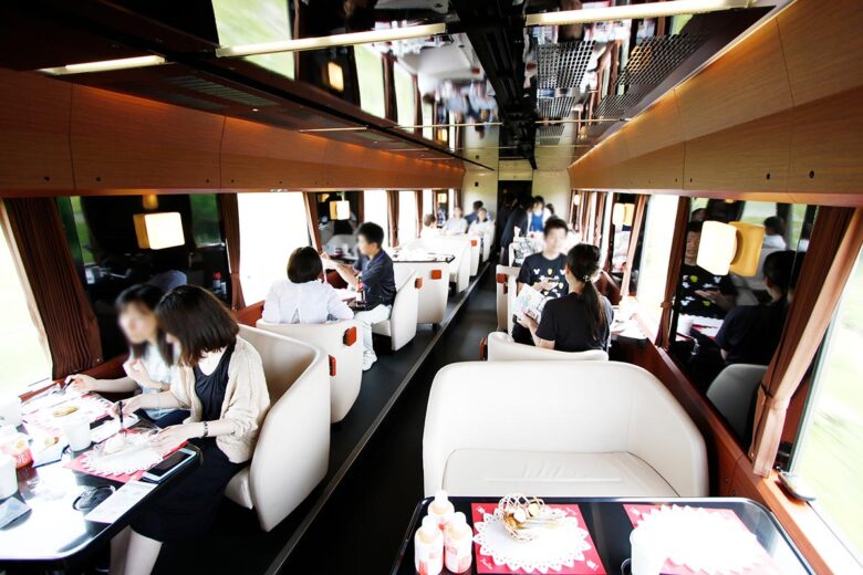 JR東日本の観光列車「フルーティアふくしま」車内