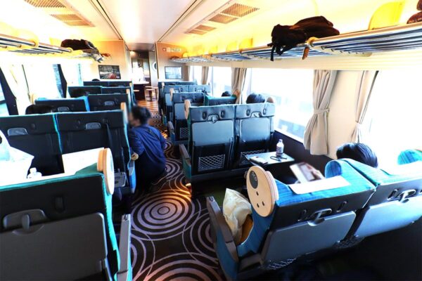 JR西日本の観光列車「WEST EXPRESS 銀河」リクライニングシート車内